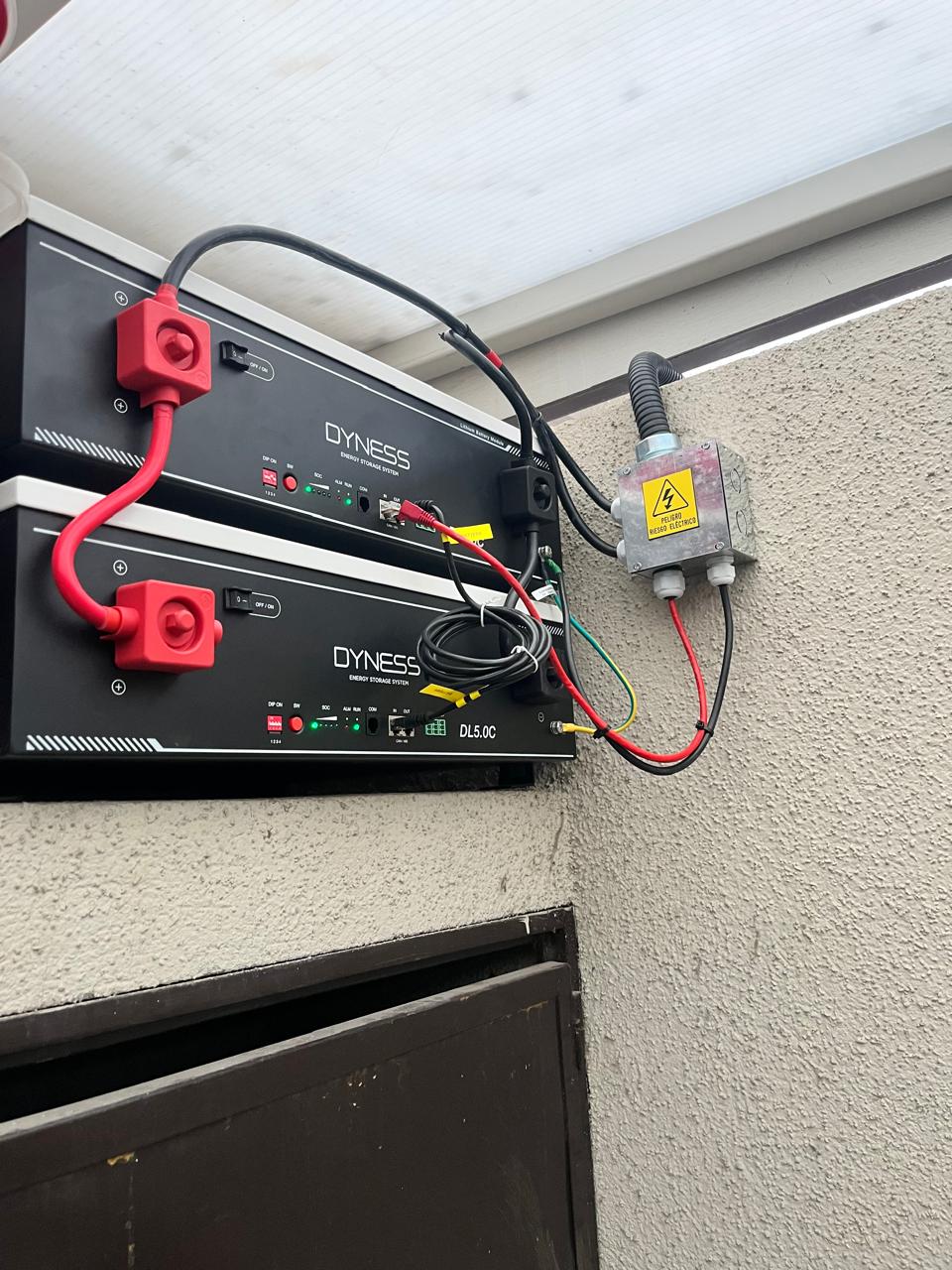 Módulos de batería de litio Dyness instalados y conectados en un proyecto AT Solar