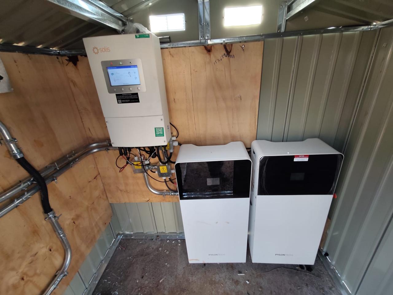 Inversor híbrido Solis y dos baterías de litio Pylontech instalados en un proyecto residencial